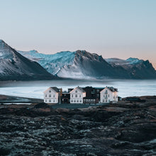 Load image into Gallery viewer, 1. maí - Friðrik Dór og Jón Jónssynir á Hótel Búðum. Fordrykkur, matur, tónleikar &amp; gisting / Kjör f. tvo
